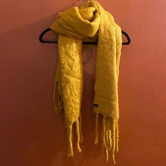 Levi’s Fuzzy “Wrap” Scarf 🚩SOLD OUT STYLE - Picture 2 of 5